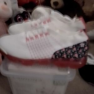 Women's tennis shoes